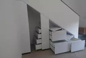 Schreinerei Ilin - Einbauschrank unter der Treppe aus KBS Span in Icy White, Sockel in schwarz HG (2)