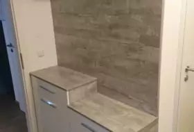 Schreinerei Ilin - Garderobe in Grau und weiß hochglanz (3)