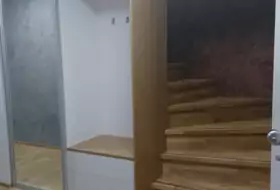 Schreinerei Ilin - Garderobe und Treppenstufen in Eiche und weiß hochglanz