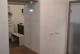 Schreinerei Ilin - Garderobe in Nussbaum und weiß hochglanz (2)