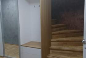 Schreinerei Ilin - Garderobe und Treppenstufen in Eiche und weiß hochglanz